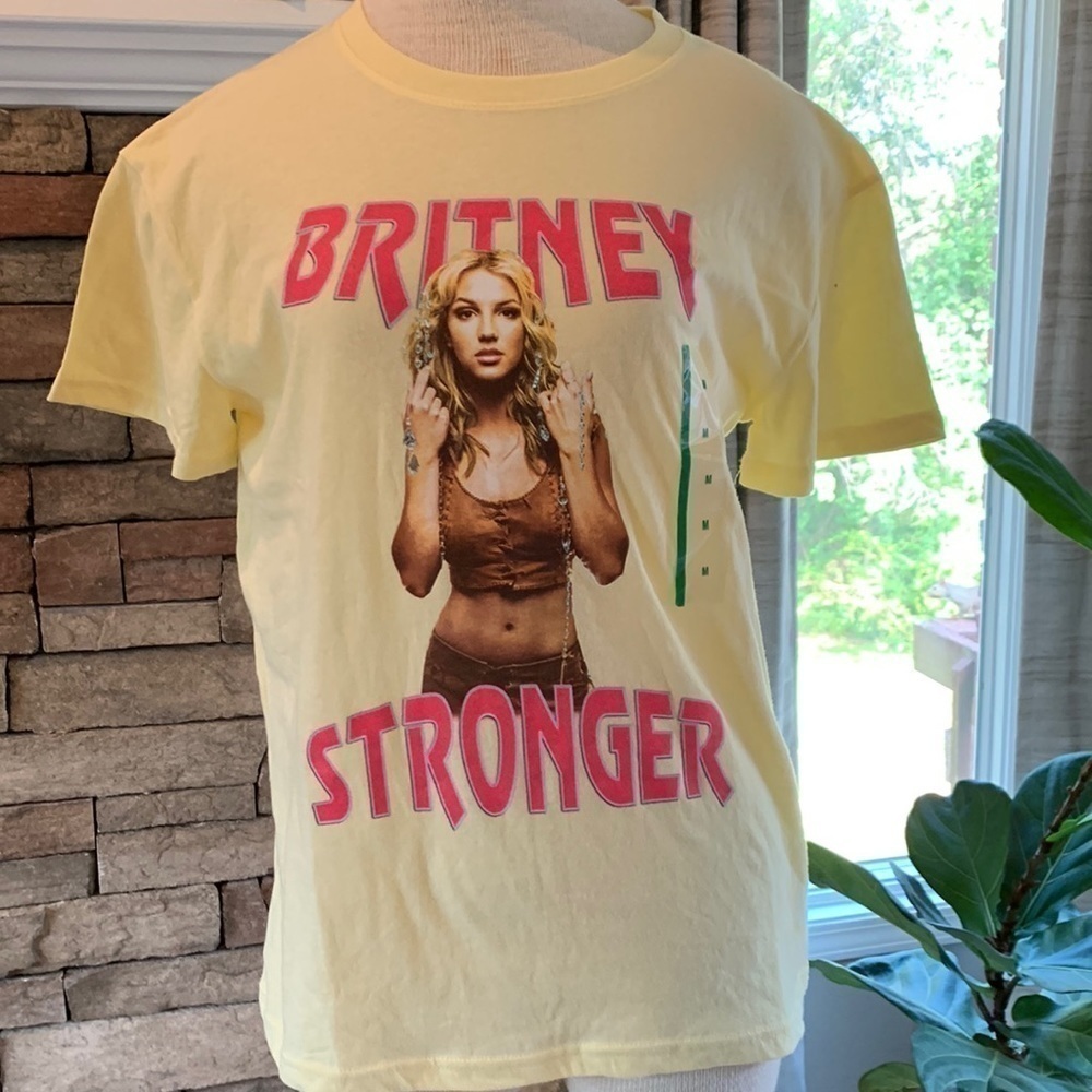 𝅺3-$30 Britney Spears medium yellow t shirt